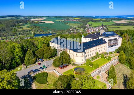 Draufsicht auf die mittelalterliche Burg Zbiroh. Tschechische Republik. Malerische Landschaft mit imposanten mittelalterlichen Schloss Zbiroh im Rokycany Bezirk, Region Pilsen, CZ Stockfoto