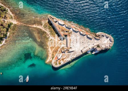 Luftaufnahme von St. Festung Nicholas bei Sibenik in Kroatien. Old St. Festung Nicholas am Eingang der Sibenik-Bucht, Dalmatien, Kroatien, Drohnenschuss Stockfoto