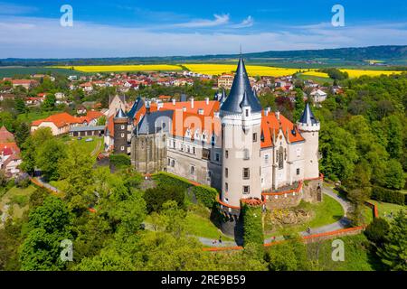 Luftaufnahme des Schlosses Zleby in der Region Mittelböhmen, Tschechische Republik. Die ursprüngliche Burg Zleby wurde im neugotischen Stil des Schlosses umgebaut. Chatten Stockfoto