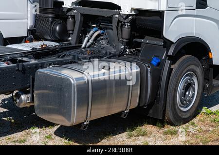 Fragment eines Sattelanhängers mit Blick auf Vorderrad und Dieseltank. Schließen. Stockfoto