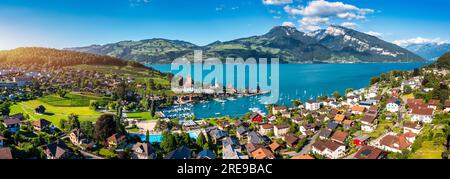 Blick auf die Spiez-Kirche und die Stadt am Ufer des Thunersees im Schweizer Kanton Bern bei Sonnenuntergang, Spiez, Schweiz. Spiez City am Thunersee in der Cant Stockfoto