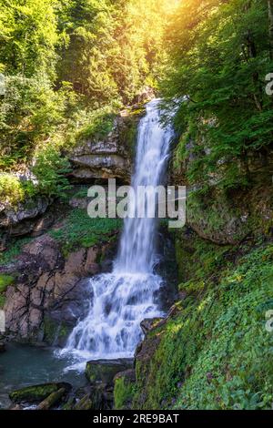 Wasserfälle Giessbach im Berner Oberland, Schweiz. Der Giessbach-Wasserfall fließt zum Brienzersee in der Interlaken Schweiz. Giessbachfälle am See Stockfoto