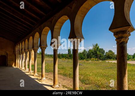 Innenansicht der Veranda. Mozarabische Kirche San Miguel de Escalada, geweiht 951 von Bischof Genadio von Astorga. Es ist ein ehemaliges Kloster in der Stockfoto