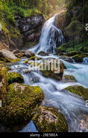 Gollinger Wasserfall in Golling an der Salzach bei Salzburg, Österreich. Gollinger Wasserfall mit moosigen Felsen und grünen Bäumen, Golling, Salzburger Land, Stockfoto