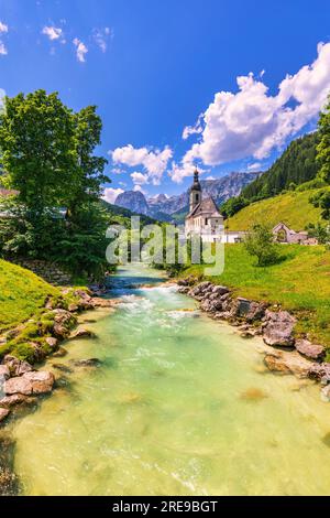 Pfarrkirche St. Sebastian im Dorf Ramsau, Nationalpark Berchtesgadener Land, Oberbayern, Deutschland. Farbenfrohe Ansicht der Pfarrkirche von Stockfoto