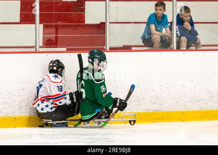 New England Warriors gegen Spaulding Boston Shamrocks beim Hero's Cup Hockey Turnier Stockfoto