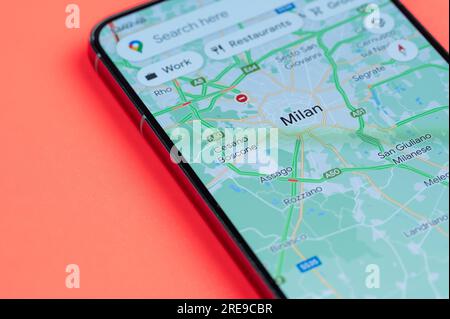 New York, USA - 21. Juli 2023: Beste Route durch Verkehrsstaus in Mailand auf dem Smartphone-Bildschirm Nahaufnahme mit rotem Hintergrund Stockfoto