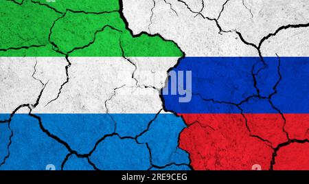 Die Flaggen Sierra Leones und Russlands auf der rissigen Oberfläche - Politik, Beziehungskonzept Stockfoto