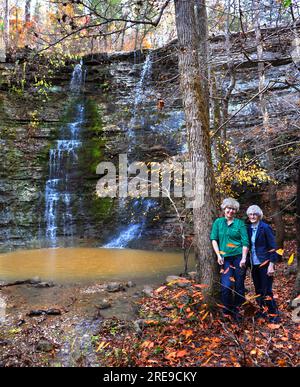 Wanderung mit Mutter und Tochter zu den Twin Falls, auch bekannt als Triple Falls im Norden von Arkansas. Die Wasserfälle befinden sich in der Buffalo River National Wilderness Ar Stockfoto