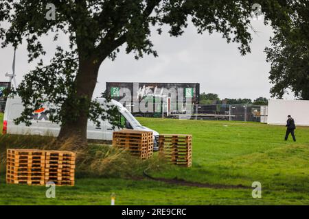 Wacken, Deutschland. 26. Juli 2023. Ein Behälter mit der Aufschrift „Hell“ steht auf dem Gelände des Wacken Open Air (W:O:A). Das Heavy Metal Festival findet vom 2. Bis 5. August 2023 statt. Schon fünf Stunden nach Beginn des Vorverkaufs waren alle 80000 Tickets ausverkauft. Kredit: Frank Molter/dpa/Alamy Live News Stockfoto