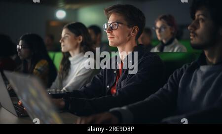 Schlaue junge Studenten, die an der Universität mit verschiedenen multiethnischen Klassenkameraden studieren. Die Gelehrten unterhalten sich im College Room. Anwenden Von Wissen Stockfoto