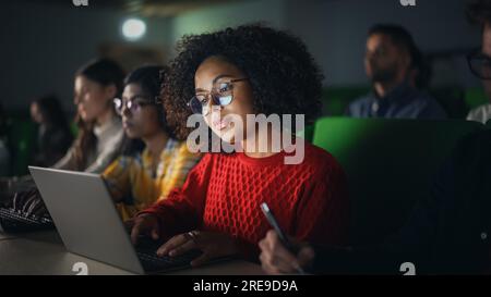 Nahaufnahme des Porträts eines kreativen Schülers in einer Vorlesung. Junge Person, die mit verschiedenen multiethnischen Klassenkameraden an der Universität studiert, nimmt an der Konferenz Teil Stockfoto