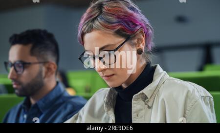 Nahaufnahme des Porträts eines kreativen Schülers in einer Vorlesung. Junge Person, die mit verschiedenen multiethnischen Klassenkameraden an der Universität studiert, nimmt an der Konferenz Teil Stockfoto