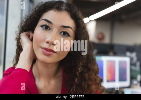 Nahaufnahme des Porträts einer birassischen, schönen Frau in einem modernen Büro Stockfoto