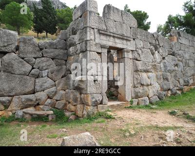 Tempel von Diana, Cefalu, Sizilien. Außen mit megalithischem Portico. Stockfoto