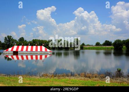 Niedrige Flächen in der Nähe des Mississippi werden durch Überschwemmungen beschädigt, wie dieser überflutete Feuerwerkstand in der Nähe von Memphis, Tennessee, belegt. Stockfoto