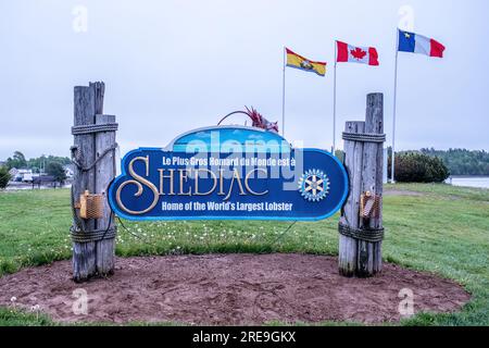 Eine Statue des größten Hummers der Welt ist eine Touristenattraktion, die von der Stadt Shediac New Brunswick in Auftrag gegeben wurde, um ihre Hummerfischerei zu fördern. Stockfoto