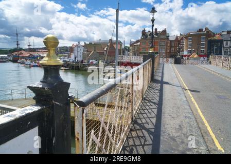 Blick nach Nordwesten über die historische Whitby Swing Bridge über den Fluss Esk. Der Fluss teilt die Stadt Whitby in zwei Teile. North Youkshire, Großbritannien Stockfoto