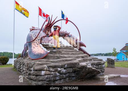 Eine Statue des größten Hummers der Welt ist eine Touristenattraktion, die von der Stadt Shediac New Brunswick in Auftrag gegeben wurde, um ihre Hummerfischerei zu fördern. Stockfoto