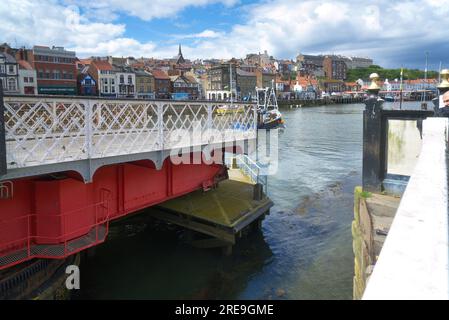 Blick nach Nordwesten über die historische Whitby Swing Bridge über den Fluss Esk. Der Fluss teilt die Stadt Whitby in zwei Teile. North Youkshire, Großbritannien Stockfoto