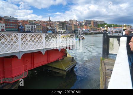 Blick nach Nordwesten über die historische Whitby Swing Bridge über den Fluss Esk. Der Fluss teilt die Stadt Whitby in zwei Teile. North Youkshire, Großbritannien Stockfoto