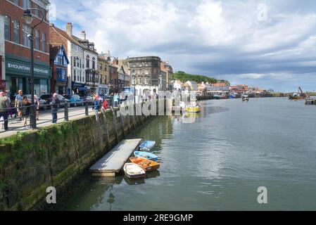 Blick nach Osten über die historische Whitby Keyside, Wharf, neben dem Fluss Esk. Der Fluss teilt die Stadt Whitby in zwei Teile. Whitby, North Yorkshire, Großbritannien Stockfoto