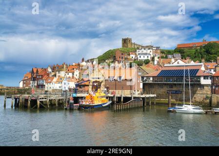 Von Keyside, Wharf, über den Fluss Esk nach Süden zu den Ruinen von Whitby Abbey auf Tate Hill. Whitby, Küste von North Yorkshire, England, Großbritannien. Stockfoto