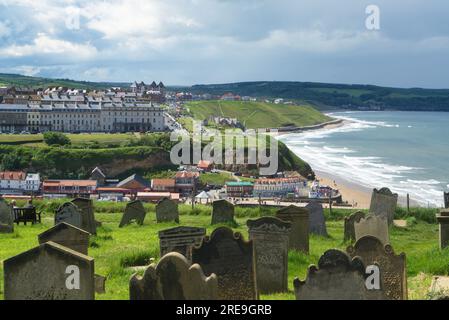 Whitby, nach Norden entlang der Küste von Yorkshire, vom Friedhof an der Kirche St. Mary auf dem Hügel, Tate Hill, North Yorkshire Küste, England, Großbritannien. Stockfoto