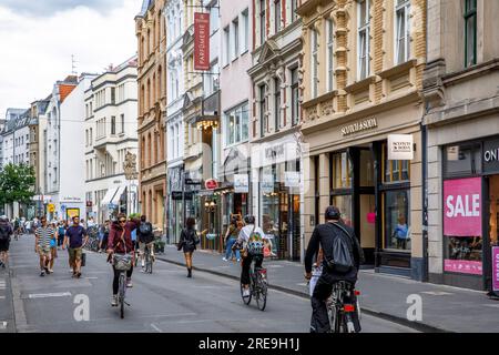 Häuser und Geschäfte in der Ehrenstraße im Stadtzentrum Köln. Haeuer und Geschaeft in der Ehrenstraße in der Innenstadt, Köln, Deutschland. Stockfoto