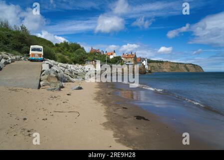 Robin Hood's Bay mit Blick auf die Küste und den Strand - Flut. Zeigt den Cleveland WAY entlang der Küste. North Yorkshire, England, Großbritannien Stockfoto