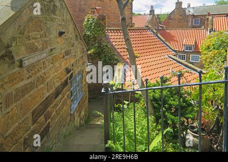 Robin Hood's Bay, Hinterstraße, sonniger Ort, Bakehouse Treppe, enge Wohngasse, Pfad. North Yorkshire, Großbritannien Stockfoto