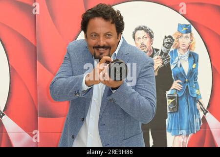 Rom, Italien. 26. Juli 2023. Enrico Brignano besucht den Fototermin des Films Una commedia pericolosa im Le Meridien Visconti Palace Hotel. Kredit: SOPA Images Limited/Alamy Live News Stockfoto