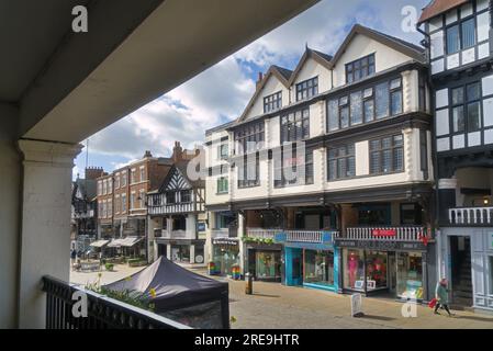 Historische, antike, wunderschöne Tudor-Gebäude, Architektur im Stadtzentrum von Chester. Aus den „Reihen“ übernommen. Chester, Cheshire, England, Großbritannien Stockfoto