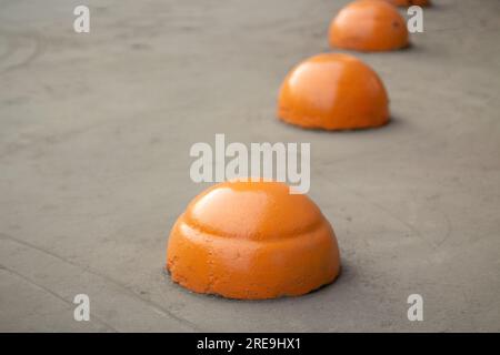 Parkplätze. Orangefarbene Kugeln auf der Straße. Der Parkplatz ist geschlossen. Bewegungssperre. Einschränkung des Transports. Stockfoto