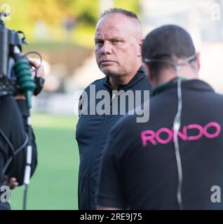 Park Hall, Oswestry, Shropshire, England, 25. Juli 2023. Fußballmanager Andy Morrison interviewte während der zweiten Qualifikationsrunde 2023/2024 der UEFA Europa Conference League die New Saints of Oswestry Town & Llansantffraid Football Club/The New Saints (TNS) gegen Football Club Swift Hesperange. (Bild: ©Cody Froggatt/Alamy Live News) Stockfoto