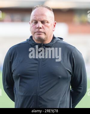 Park Hall, Oswestry, Shropshire, England, 25. Juli 2023. Fußballmanager Andy Morrison interviewte während der zweiten Qualifikationsrunde 2023/2024 der UEFA Europa Conference League die New Saints of Oswestry Town & Llansantffraid Football Club/The New Saints (TNS) gegen Football Club Swift Hesperange. (Bild: ©Cody Froggatt/Alamy Live News) Stockfoto