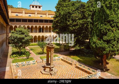 Das Kloster des Klosters Pedralbes in Barcelona, Katalonien, Spanien, an einem Sommertag Stockfoto