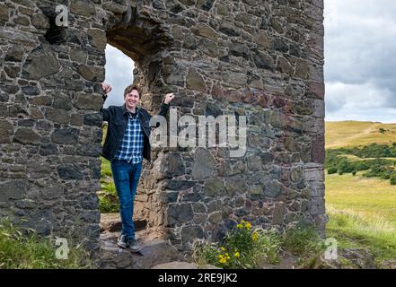 Mike Baillie, der einsame Musiker, St. Anthony's Chapel, Holyrood Park, Edinburgh, Cotland, UK Stockfoto