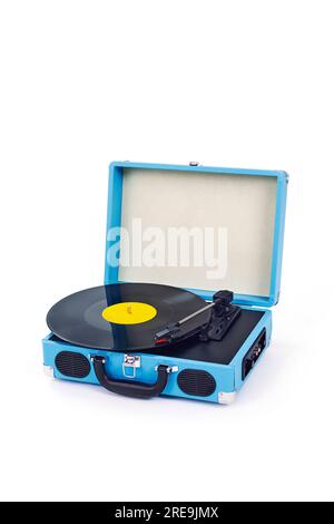 Ein blauer, tragbarer Plattenspieler im Retro-Design mit einer Scheibe auf weißem Hintergrund und etwas Platz oben Stockfoto