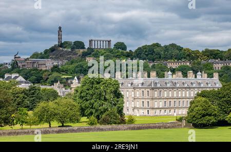 Blick auf Holyrood Palace und Denkmäler auf Calton Hill, Edinburgh, Schottland, Großbritannien Stockfoto