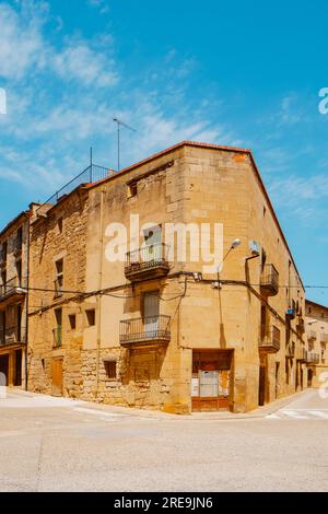 Ein Blick auf die alten Häuser der Altstadt von Maials in der Provinz Lleida, Katalonien, Spanien, an einem sonnigen Sommertag Stockfoto