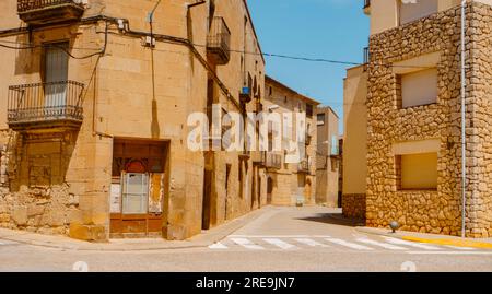 Blick auf die Lleida-Straße in der Altstadt von Maials in der Provinz Lleida, Katalonien, Spanien, an einem sonnigen Sommertag Stockfoto