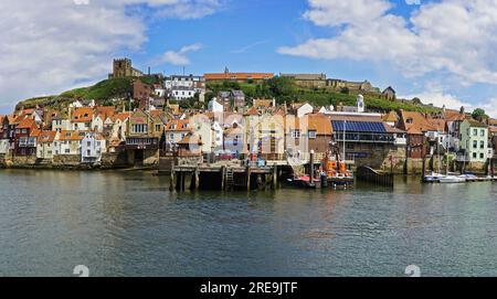 Panoramablick über den Fluss Esk zu den Ruinen von Whitby Abbey auf Tate Hill. Whitby, Küste von North Yorkshire, England, Großbritannien Stockfoto