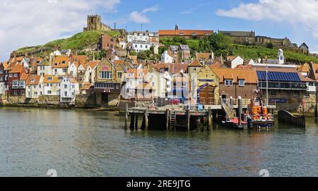 Panoramablick über den Fluss Esk zu den Ruinen von Whitby Abbey auf Tate Hill. Whitby, Küste von North Yorkshire, England, Großbritannien Stockfoto