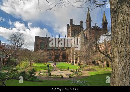 Chester Kathedrale im Frühling mit Narzissen in Gärten, Stadtzentrum, Chester, England, Großbritannien Stockfoto