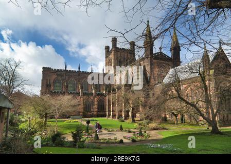 Chester Kathedrale im Frühling mit Narzissen in Gärten, Stadtzentrum, Chester, England, Großbritannien Stockfoto