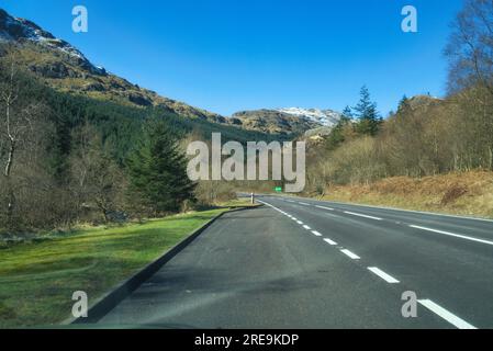 Auf der A83 entlang Glen Croe, in der Nähe der berühmten Raststätte und seien Sie dankbar für den Hügel. Auf der Westseite von Loch Long bei Arrochar, Argyle und Bute, Schottland, Großbritannien Stockfoto