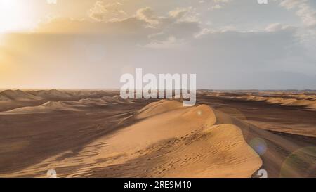 Sanddünen in der Dasht-e Lut, eine große Salzwüste in den Provinzen Kerman, Sistan und Baluchestan, Iran. Stockfoto