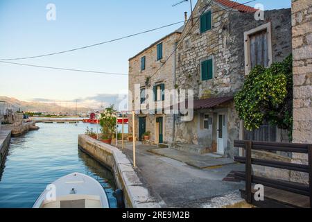 Häuser in den Mauern von Kastilac in Kastel Gomilica, Kastela. Fort aus dem 16. Jahrhundert. Das Äußere wurde als Game of Thrones-Ort genutzt - die freie Stadt von Stockfoto