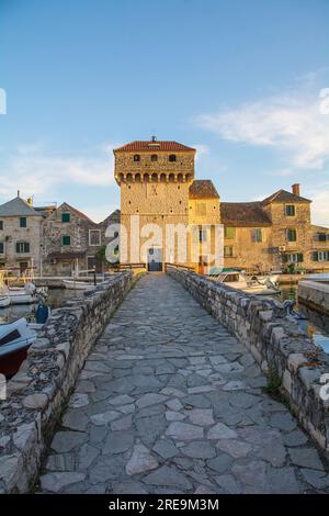 Kastilac in Kastel Gomilica, Kastela. Fort aus dem 16. Jahrhundert. Das Äußere wurde als Game of Thrones-Ort genutzt - die freie Stadt Braavos Stockfoto